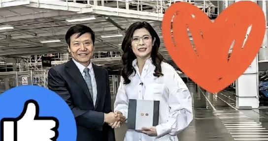 郑丽文去小米转了一圈，雷军顺手送了部新手机。本来挺正常的商务礼节，结果她随口来了