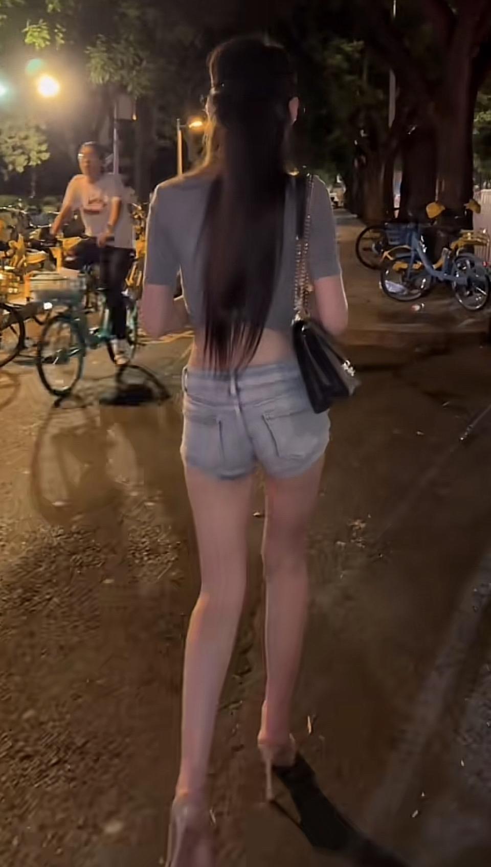 夜色中的漫步，高跟鞋下的浪漫