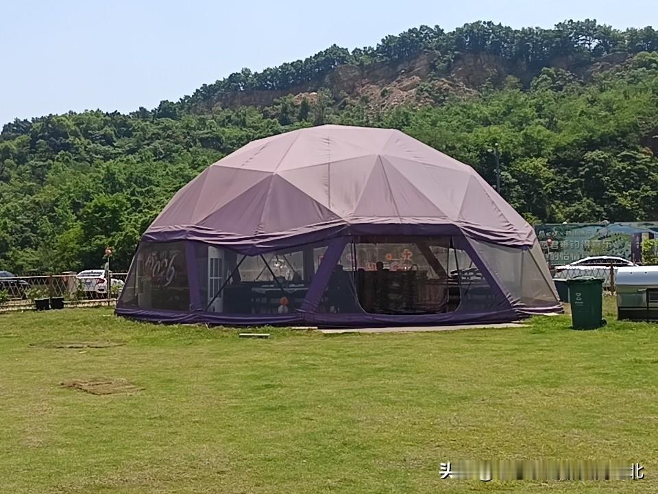 武汉市军山街简直是个游玩的好去处！在这里，你既能钓鱼、露营、烧烤、聚餐，还能在帐