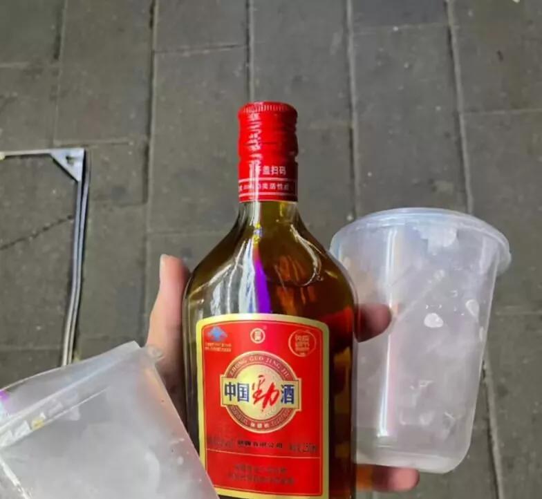 我的肝已经无法支撑廉价的酒精了
我的肝已经无法支撑廉价的酒精了
现在只喝中国宝宝