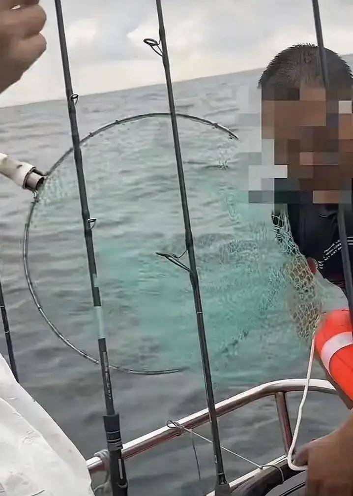 广东阳江，一渔民与同伴出海时，因站在船边小便不慎坠海。由于螺旋桨噪音过大，同伴毫