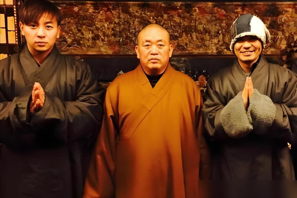 38岁的王宝强，见了34岁的释小龙，还得毕恭毕敬喊一声“师叔”。这俩人三十年没搭
