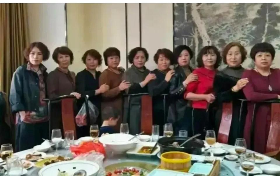 50岁的女人，似乎穿什么都不对劲，主打一个俗，土。
穿了高跟鞋，大裙子，土。
穿