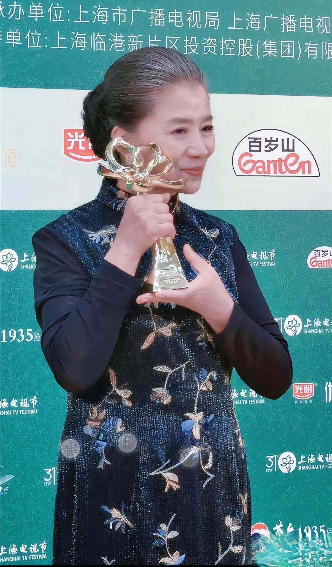 真的太佩服66岁的迟蓬！
入行多年，今年才第一次拿下白玉兰最佳女配。和领奖时激动