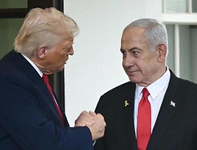 以色列跟法国闹翻了。法国不让以色列军机过境，还拦着弹药运输。以色列一气之下，宣布