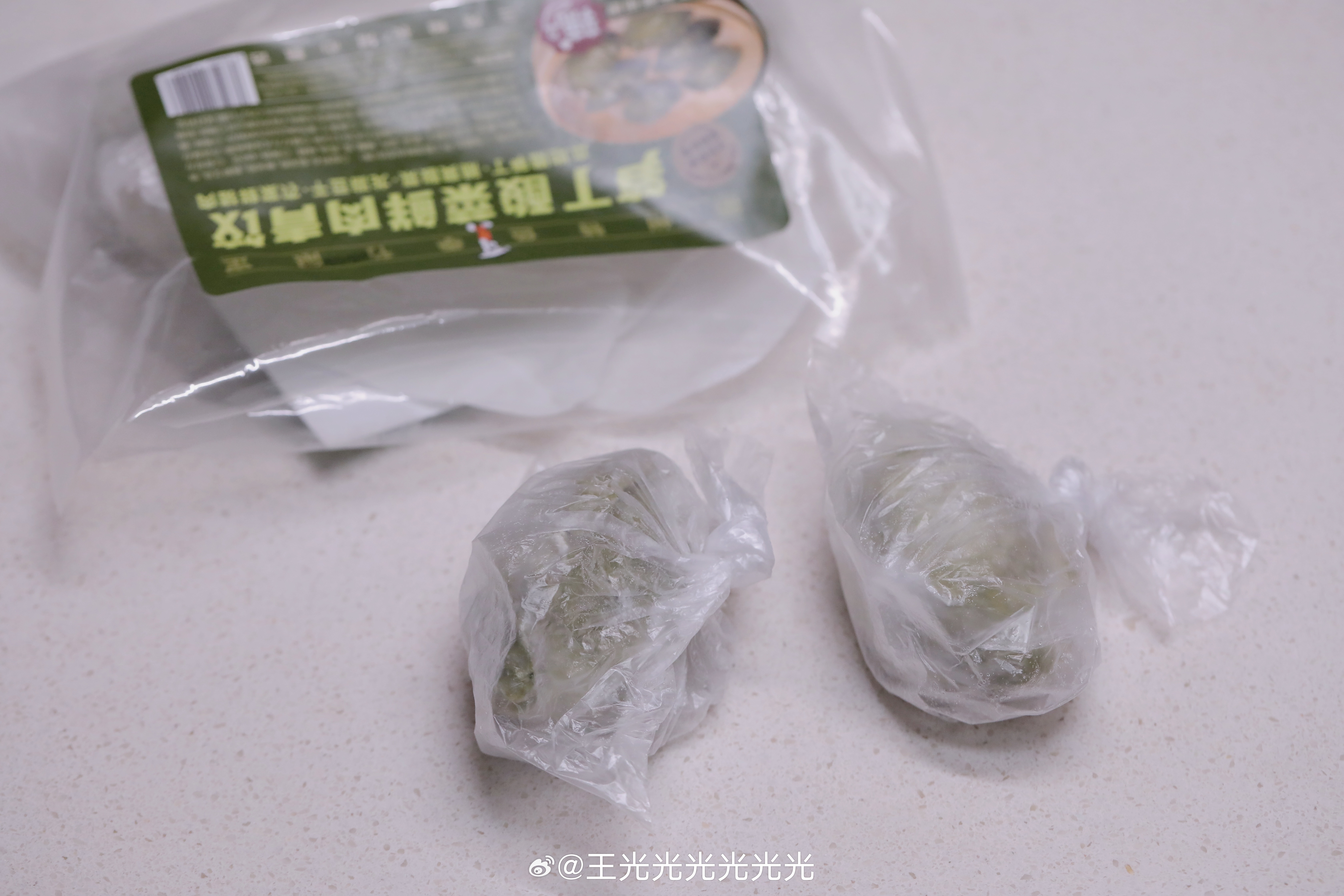 油煎青饺香喷喷，，下午用室友老爸给的巧克力做了慕斯，等会儿就吃起来～ ​​​