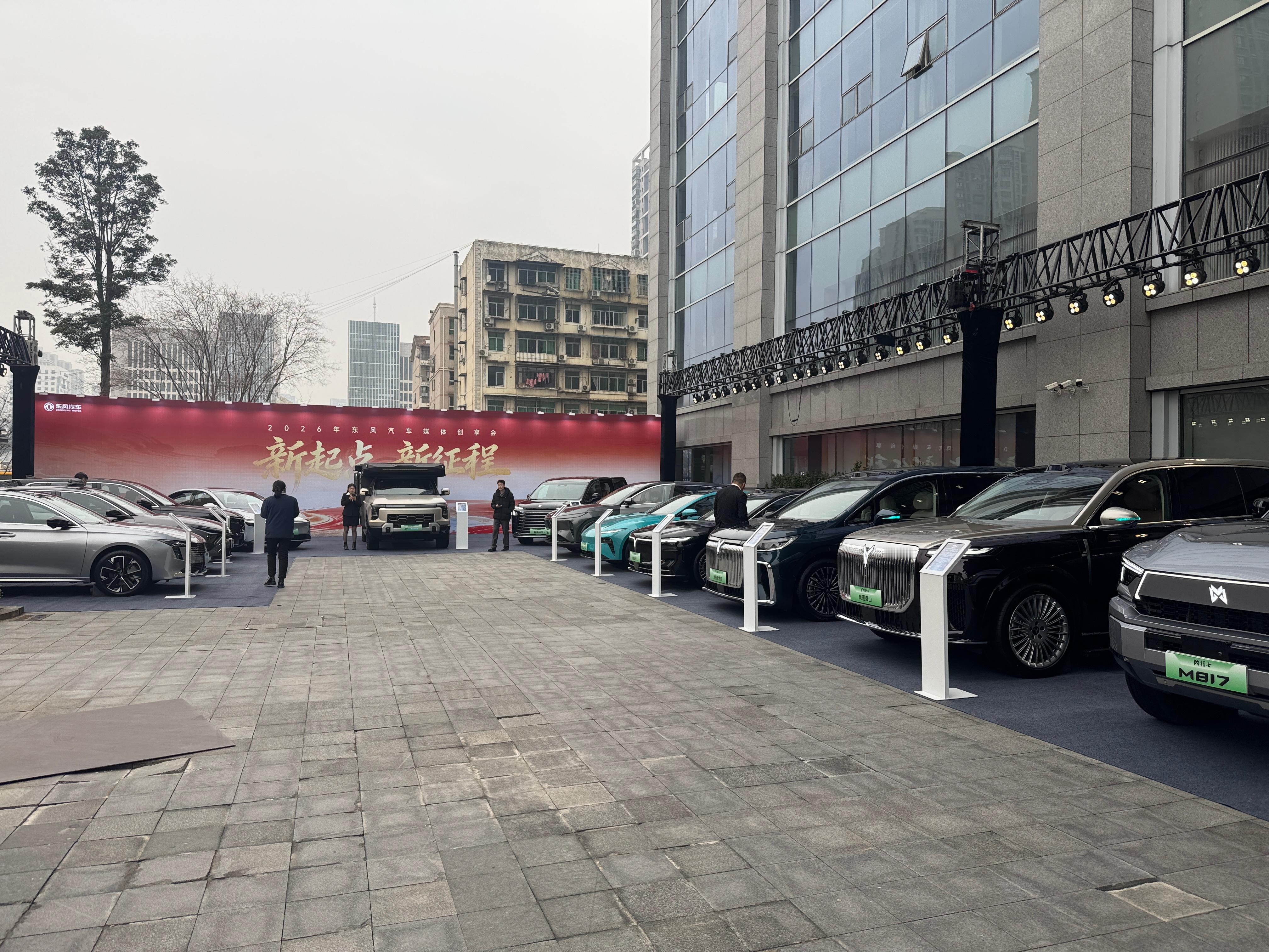 东风的产品序列是非常全面的，乘用车，商用车，特种车！乘用车在此梳理一下，自有高端