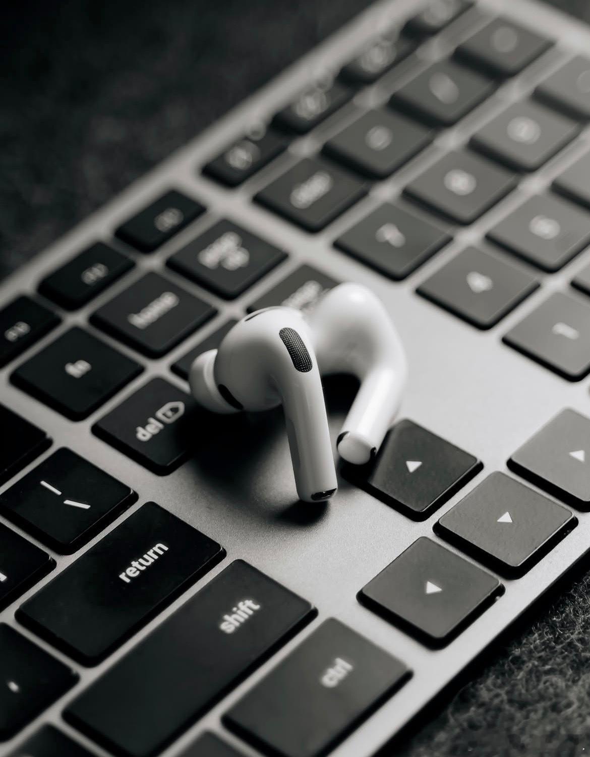 AirPods 系列好像是目前苹果唯一一个无论更新到哪一代销量都特别好的产品，2