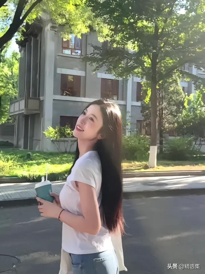 阳光穿过树叶洒落，走在校园小路，感受简简单单的夏日青春。