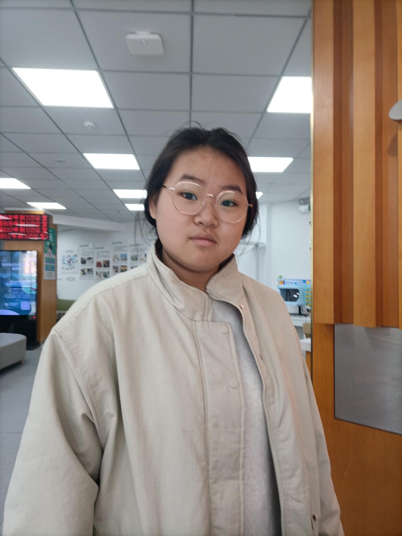 我家胖丫头回家就玩游戏，也戴上眼镜了！