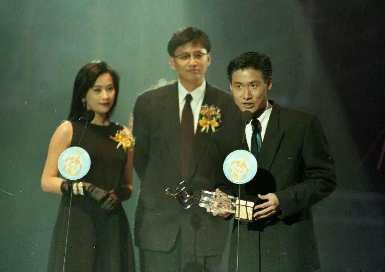 1991，香港金曲奖颁奖典礼，王家卫刘嘉玲为张学友的《每天爱你多一点》颁奖 ​ 