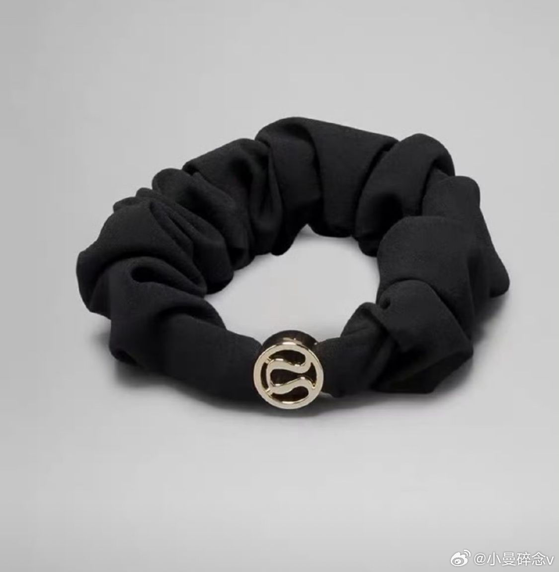 80元Lululemon发圈火爆是因为天热现在女生大多习惯披发，发圈更是随身必备