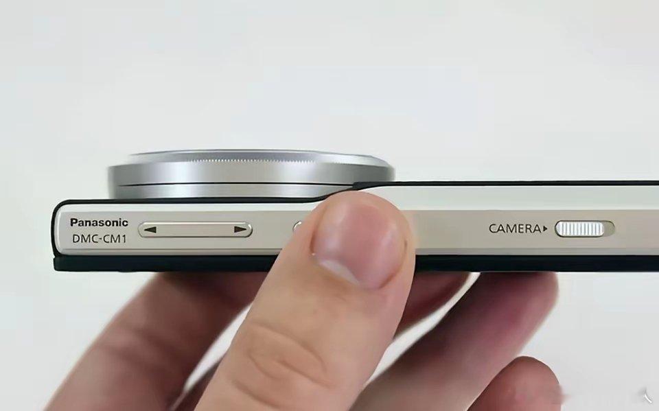 某手机厂商新出的徕卡手机，被发现搭载的徕卡相机松动还异响。不知哪个聪明人发明了个