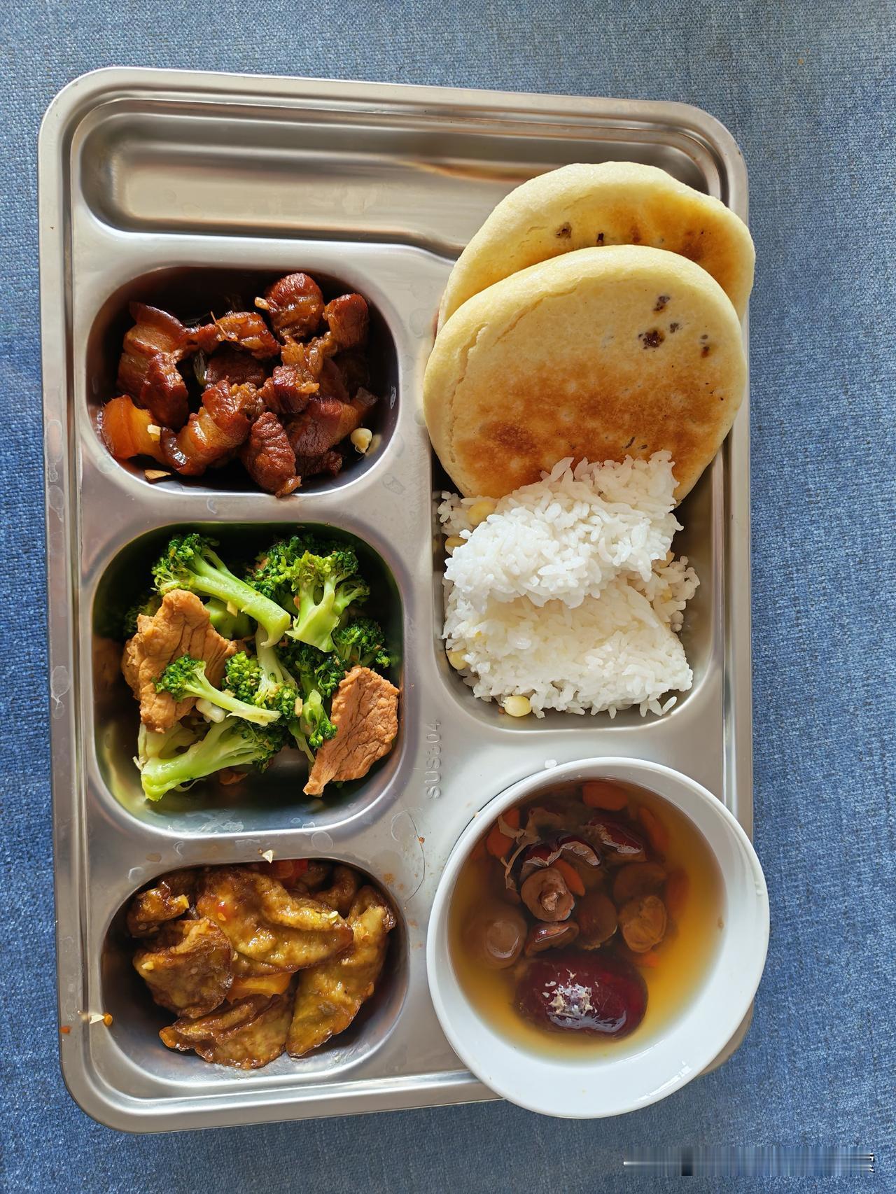 分享你相册里的一张美食照片学生站的午饭，三菜一汤两主食还有餐后水果，其中三菜包括