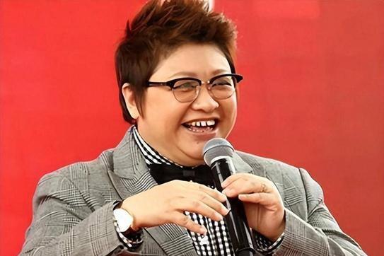 韩红“走个面”风波持续发酵，76岁牛群意外刷屏，网友为何满心唏嘘？
 
一句随口