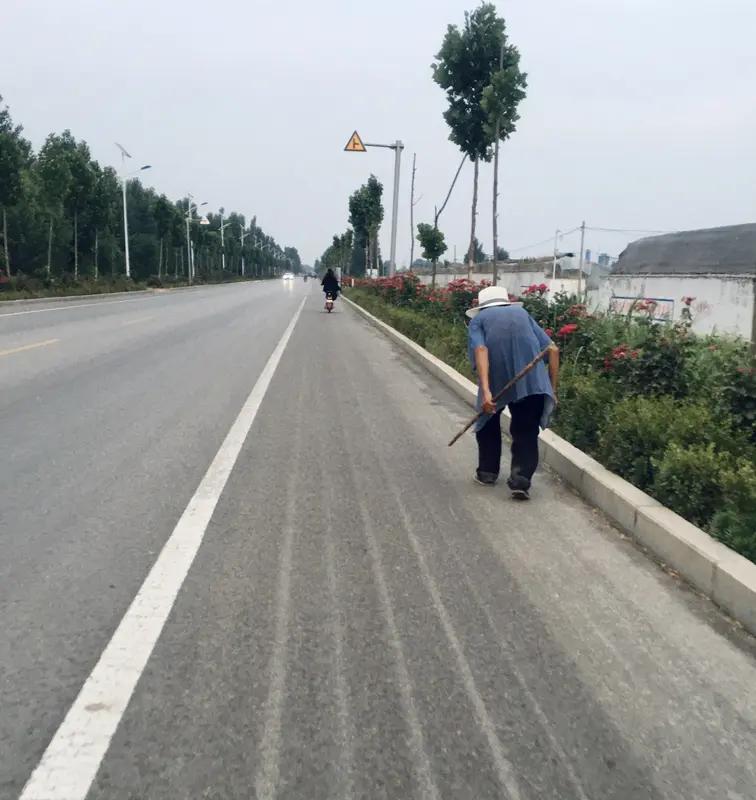 听说有个刚退休的工人在家门口摔了一跤，没再起来。

他领了两个月退休金，平时早晨