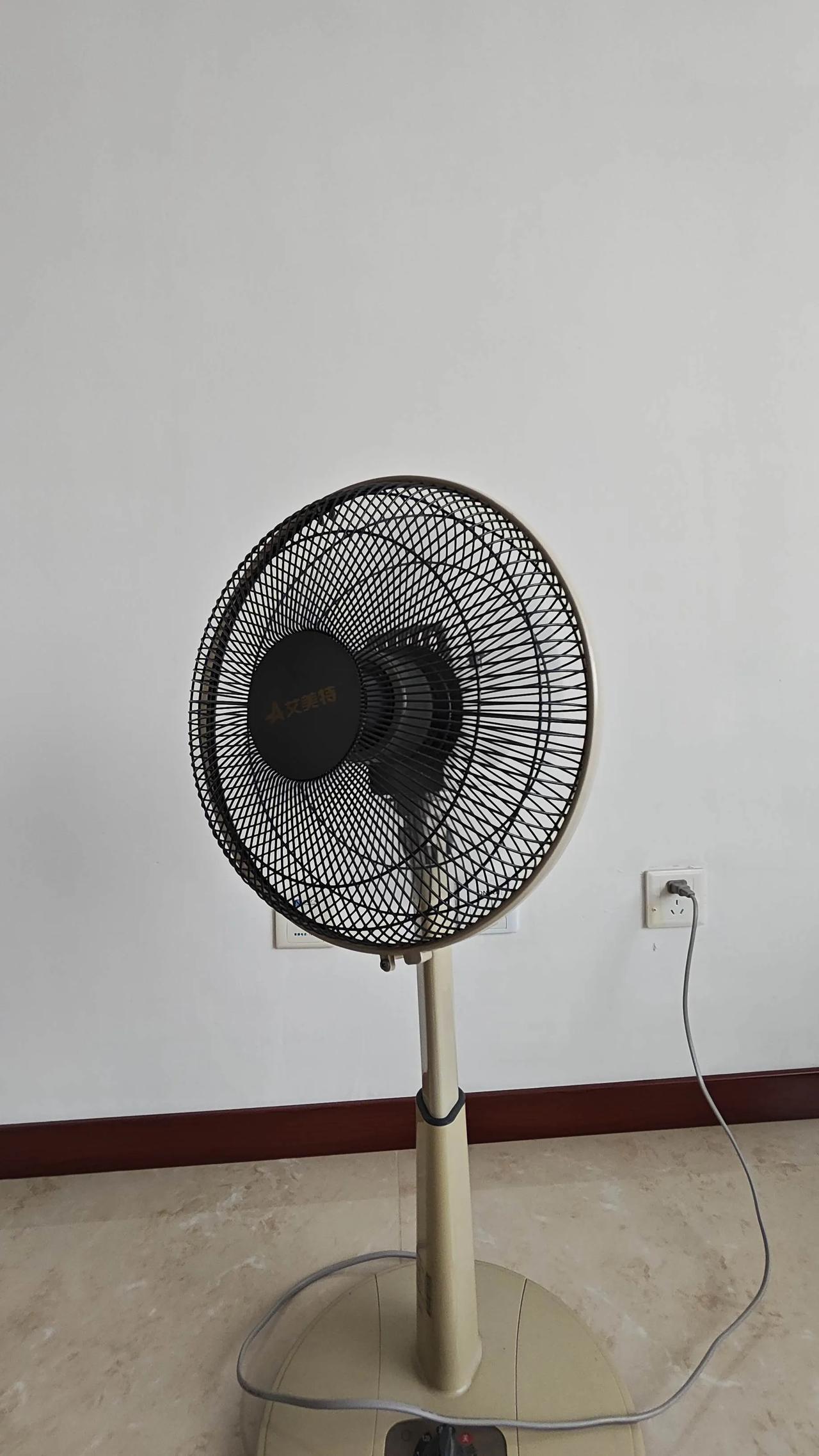 一位著名企业家说：
“变富的顺序千万不要搞反了。第一步，先学会省钱，别当月光族。