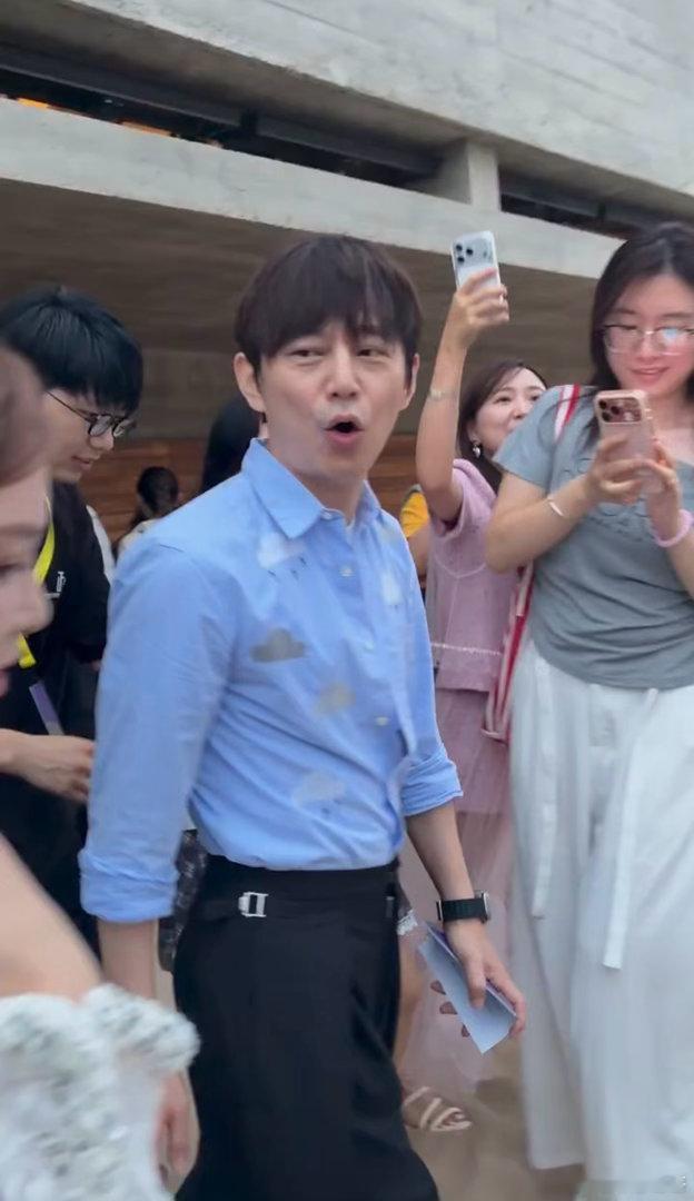 阿那亚偶遇何炅谁懂啊！在阿那亚偶遇何老师真的满心惊喜🥰本人温柔又亲和，一如既往