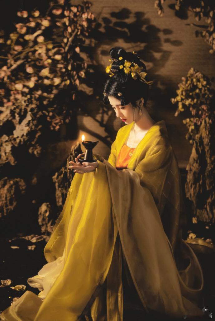 #鞠婧祎壁画中的少女# 鞠婧祎本身就是绝美的，而且对于造型的消化能力也很难让人不