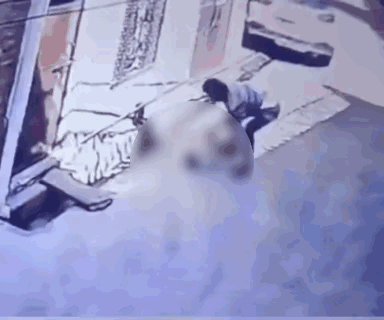 太狠毒了！印度24岁男子为追求家族中一名女子，把女子1岁半的儿子骗出来残忍伤害！