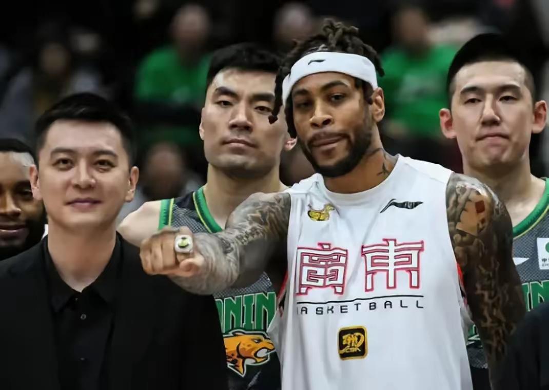 杨鸣万万没想到自己在解说时说，莫兰德平时需要哄着来，居然引起了这么大的波澜？有球