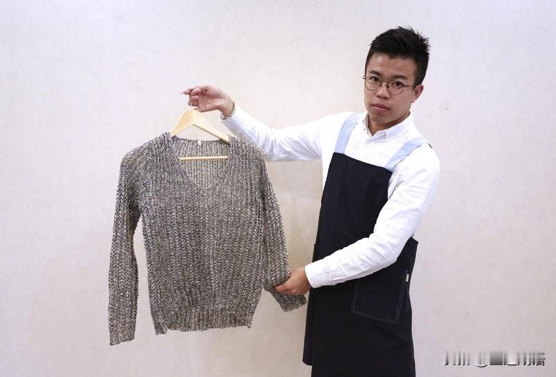 这名拥有高学历的理工男，长久以来对美国社会的贫富差距深感不满，对政客的虚伪双标极