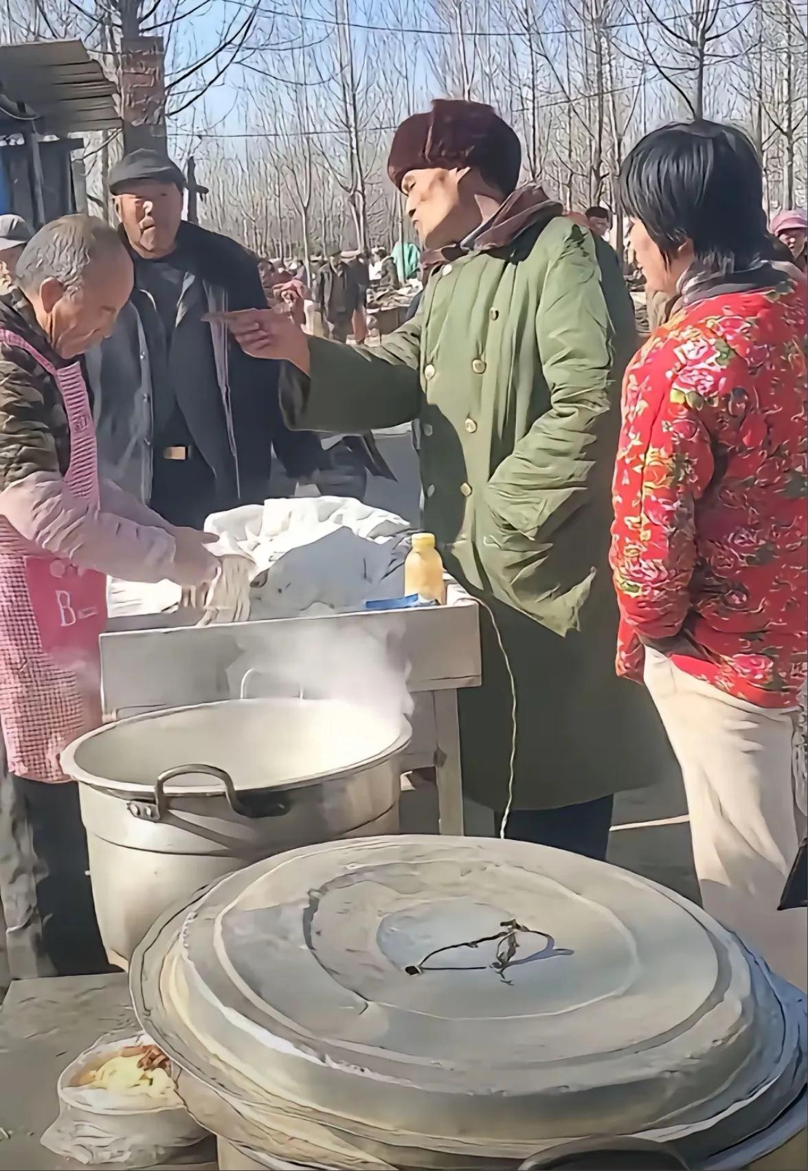 拉面哥看着也是个狠人，把昔日同行唬的不敢说话了。