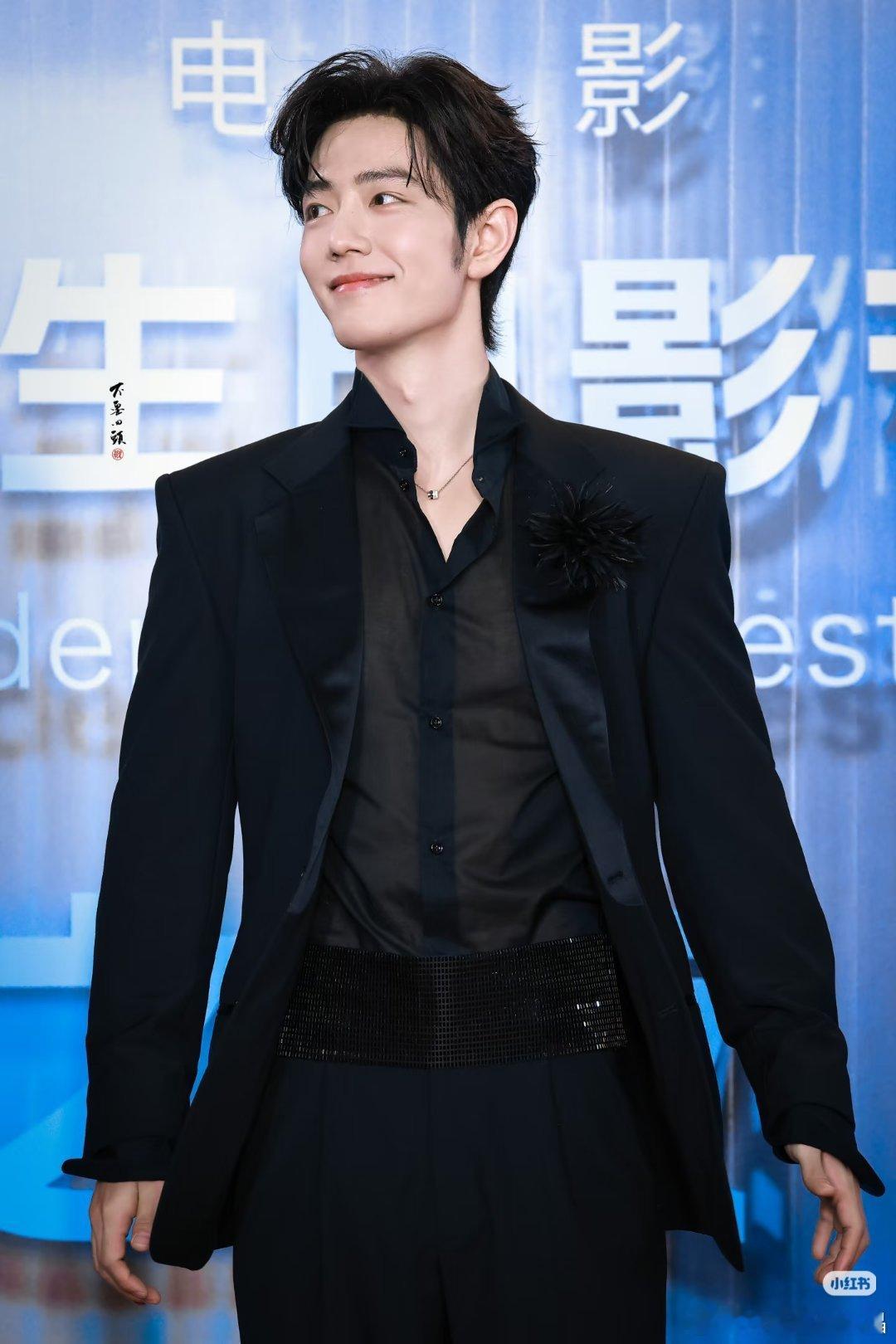 顶流昨天在电影节穿的衬衫原来有点透视啊，这福利杠杠滴！ 