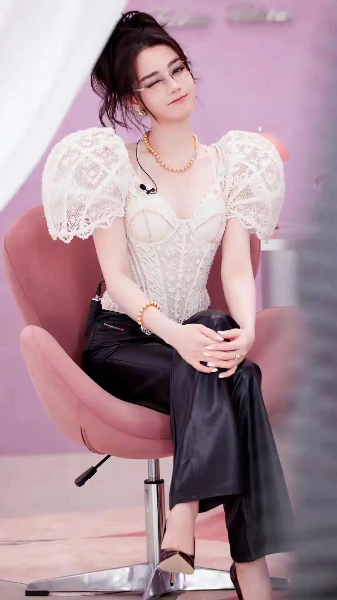 象棋这玩意儿，真的太有魅力了。我小时候就爱跟爷爷下，棋盘一摆，车马炮一放，一场“