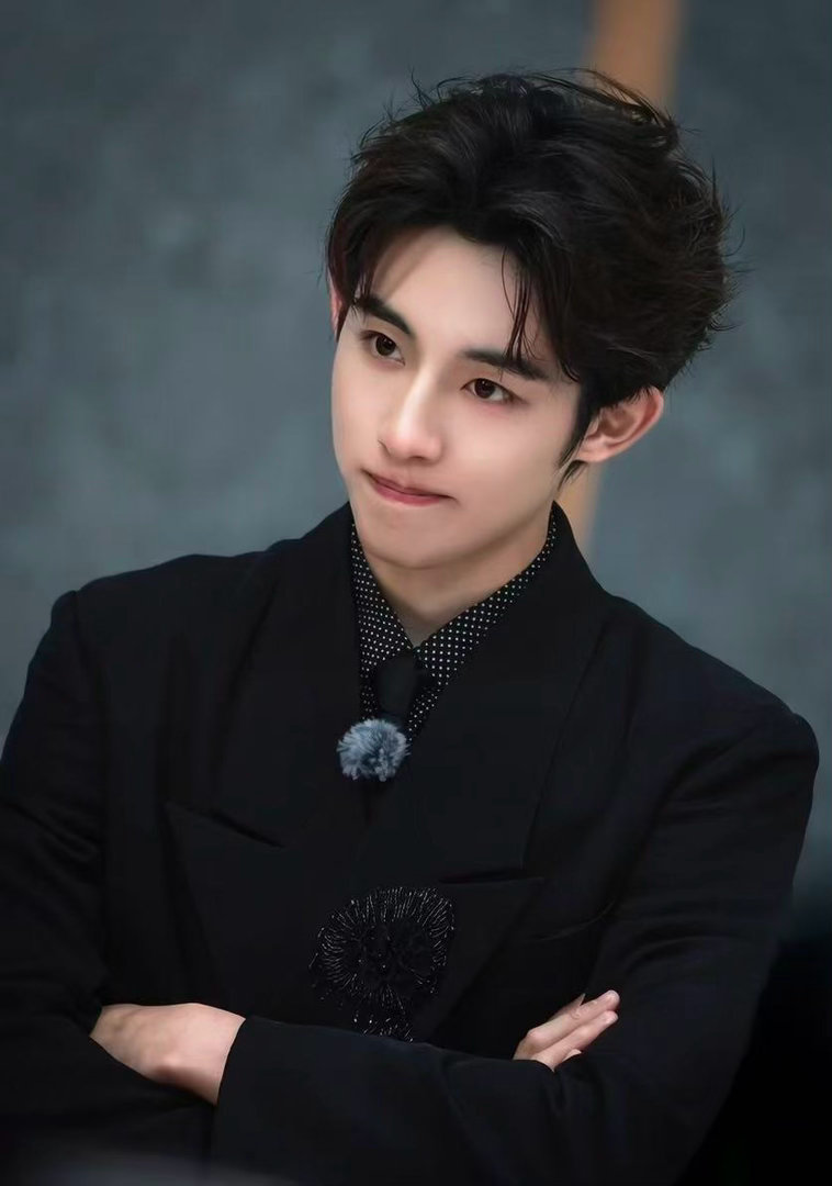 董思成吐槽尹子维脾气大董思成为了省钱点儿童套餐 i人董思成，吐槽的时候小声嘀咕，