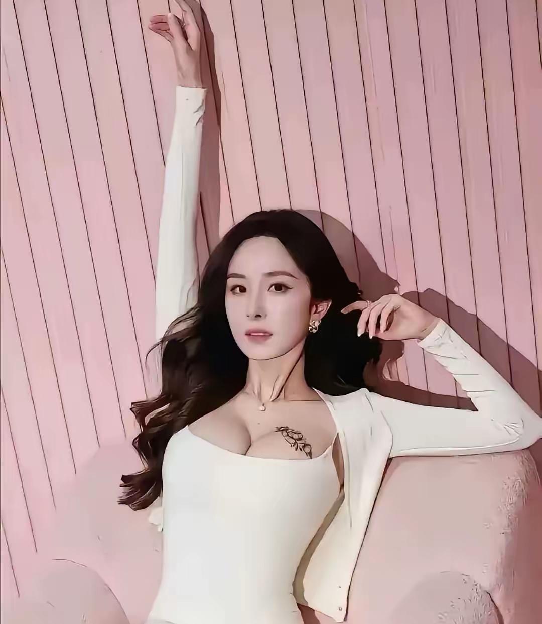 杨幂那组写真，真正值钱的不是脸
刷到她最新那组片子，很多人第一反应是“高级”。我