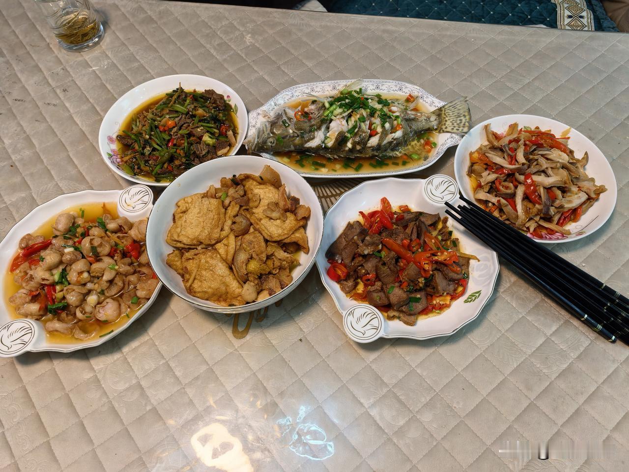 这桌家宴色泽红亮，桂鱼寓意“年年有余”，豆腐金黄，肉片鲜香，满满都是丙午马年新春