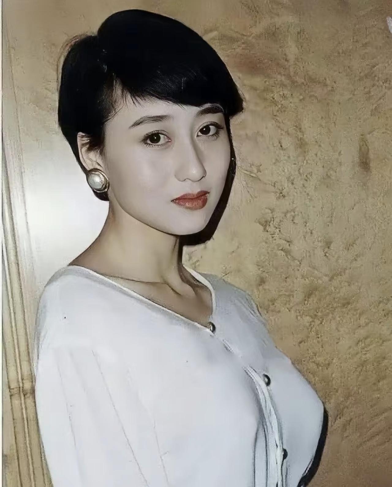 没想到这个留着利落超短发的明艳美人，居然是当年的亚姐冠军利智！很多人对她的印象都