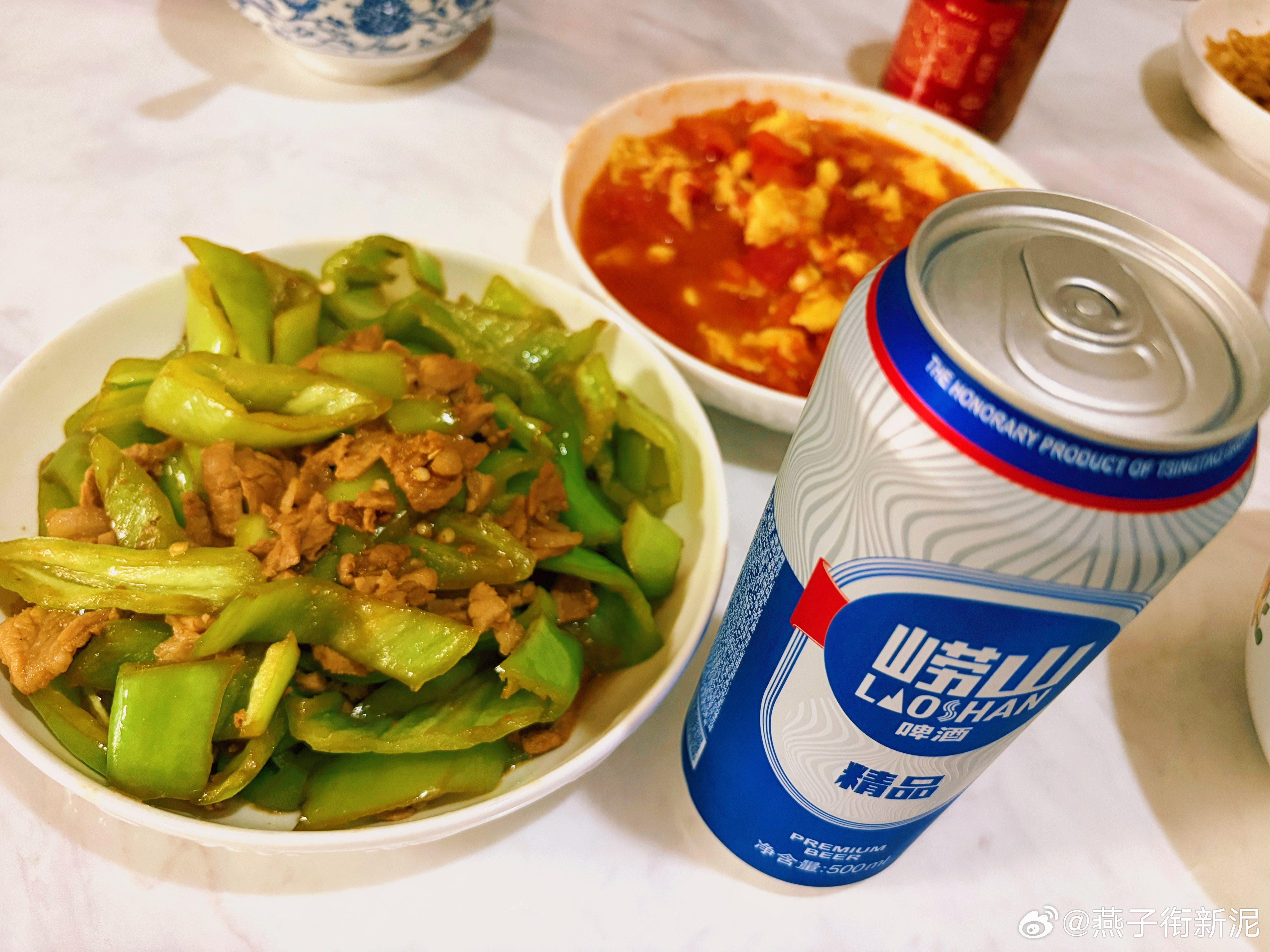 在厨房炒了两个菜，一身汗，喝一罐啤酒凉快凉快，登登看我的眼神像是看一个酒鬼，他说