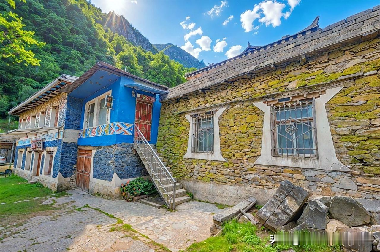 两栋石头房子在山里，那风景简直绝了。就像北宅街道双石屋社区，郁达夫笔下“风景似江