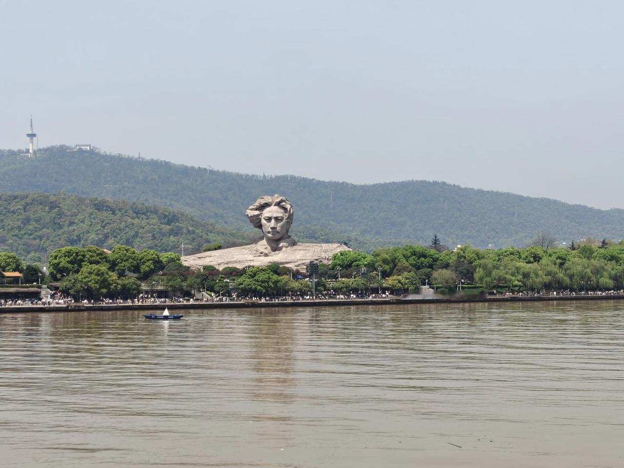 橘子洲头的青年毛主席艺术雕像巍然矗立，成为湘江之上的精神地标，而这片土地的过往，