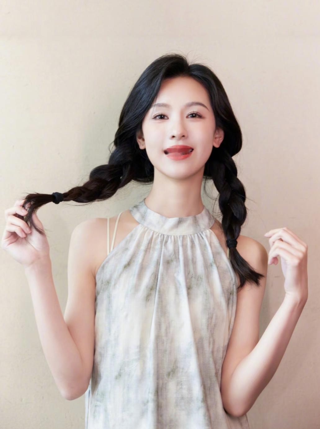 当陈都灵的什么人最痛苦？
答案很简单，
不是家人，不是粉丝，也不是对家，而是一直