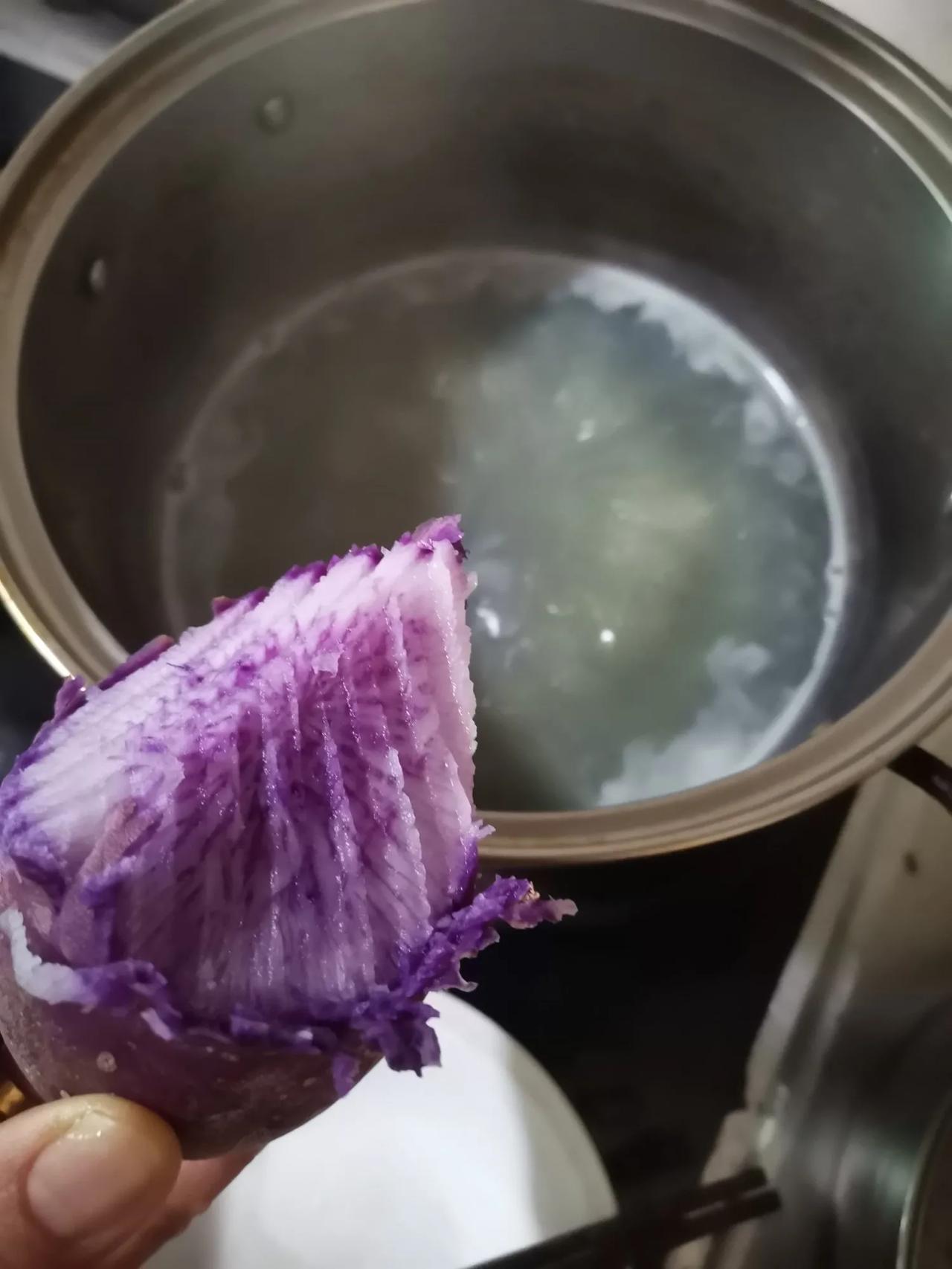 婆婆早上煮萝卜汤，说紫色萝卜进锅后变成了绿色，问我为什么？
我回答不上，说估计是