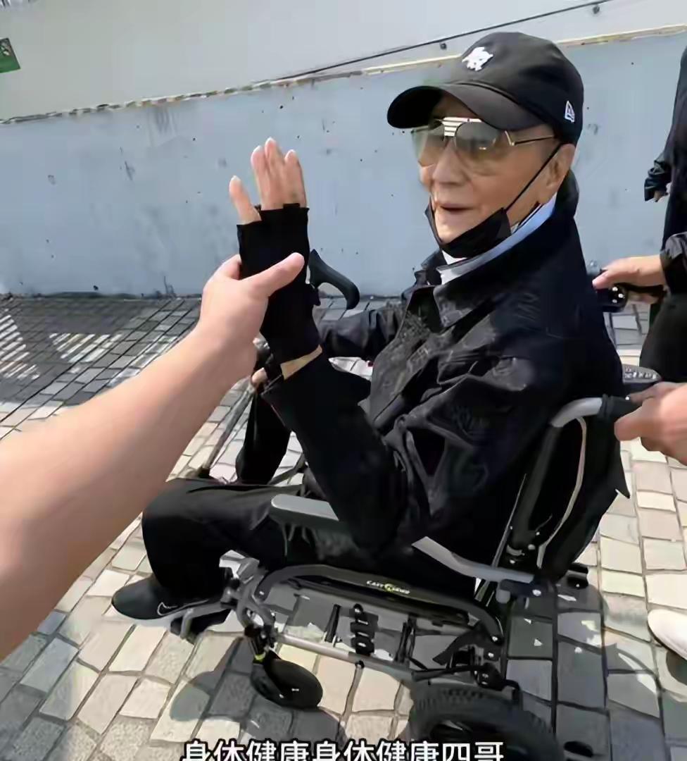 女人在直播间被问前任的儿子，端起红酒杯笑了笑。
她说：谢霆锋啊？
不行，没他爸高