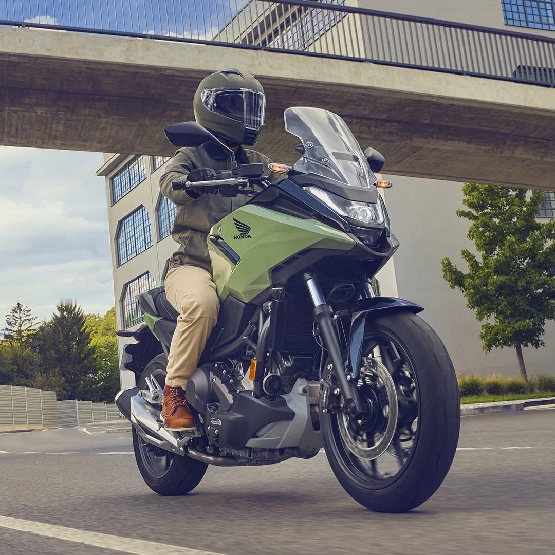 "谁说摩托车不能比街道还多？🏍️✨  

精准操控指哪打哪，坐垫舒服到像大沙发