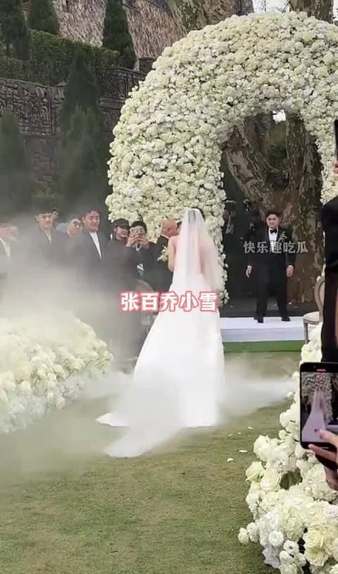 张百乔拄拐独自参加好友梅尼耶婚礼，妻子小雪未现身，婚宴座位表也没有她的名字。
这