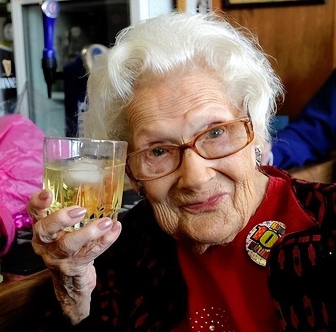 “我从来不碰男人”这就是我长寿的秘诀，2008年，一位英国105岁的奶奶在她生日