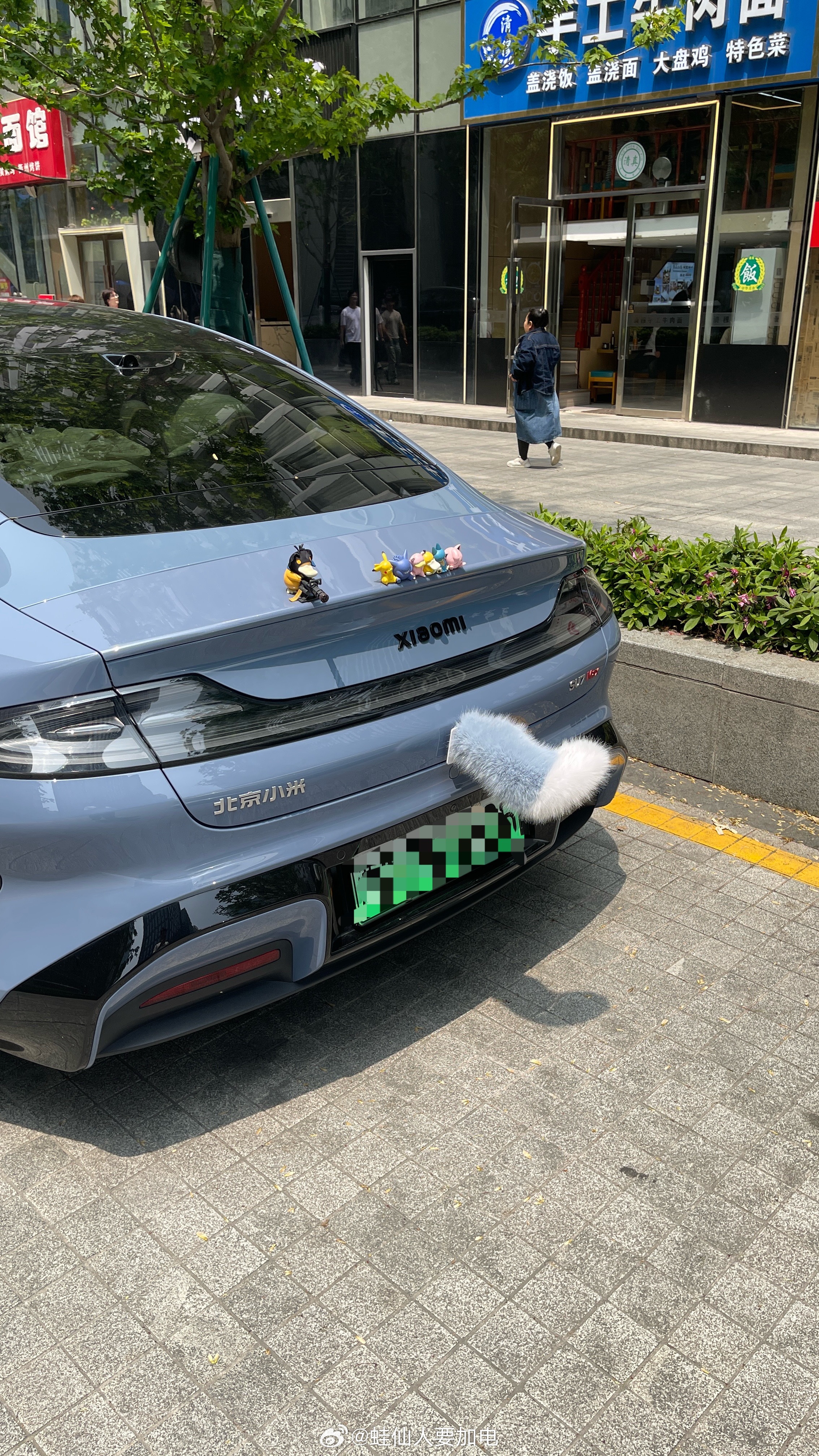 智能辅助驾驶需要外显吗一方面挺开心，以后马路上的车不会有这么晃眼的东西。一方面又
