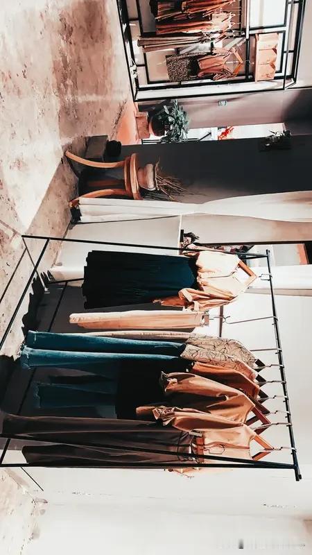 时尚这玩意儿，就像个调皮的小精灵，怪奇妙的。只一门心思追时尚或者对它完全不理会的