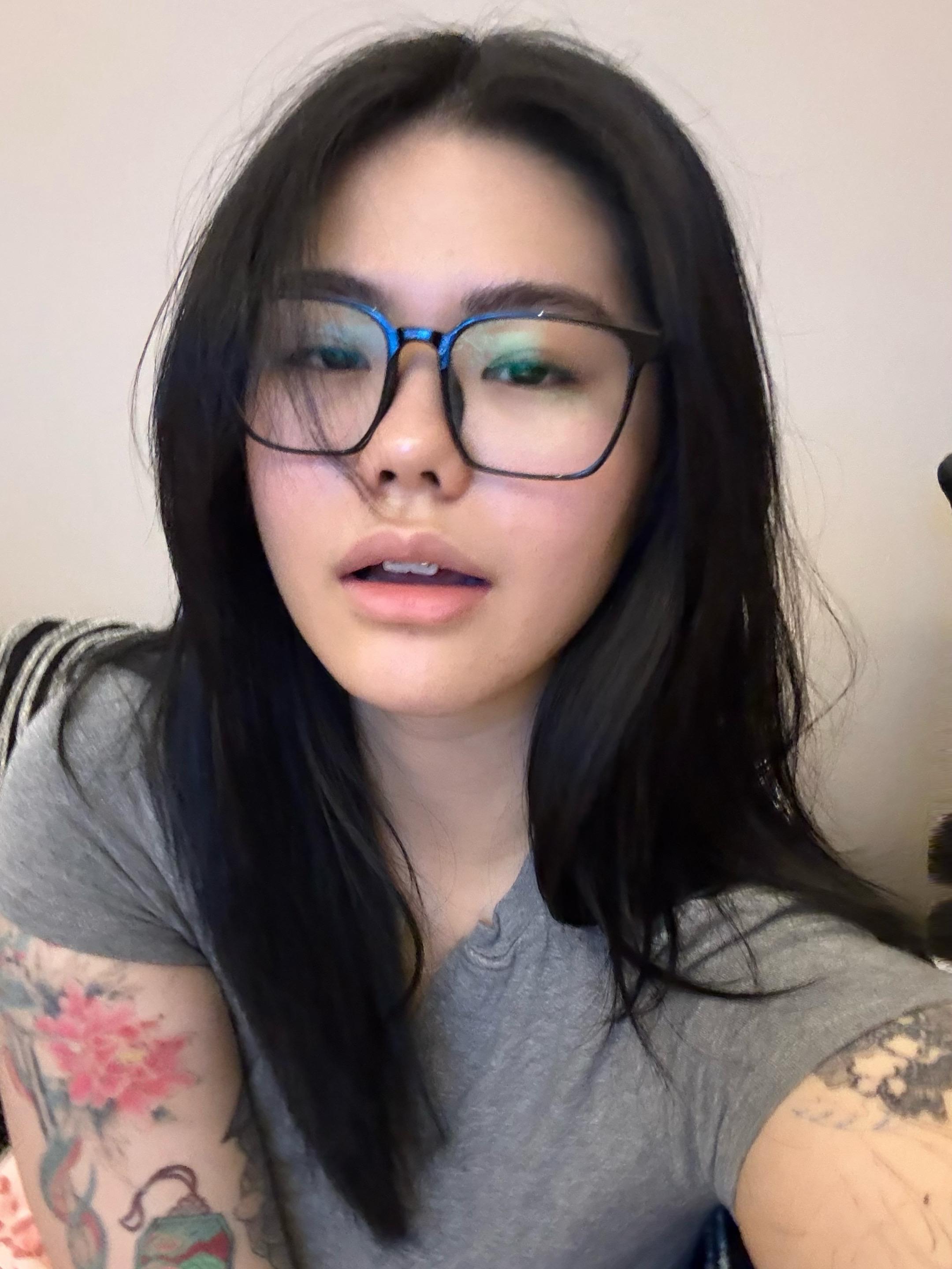 白桃星座你啥意思我真没招了。？昨天粘牙套之前还没有痘痘，今天早上被牙套...