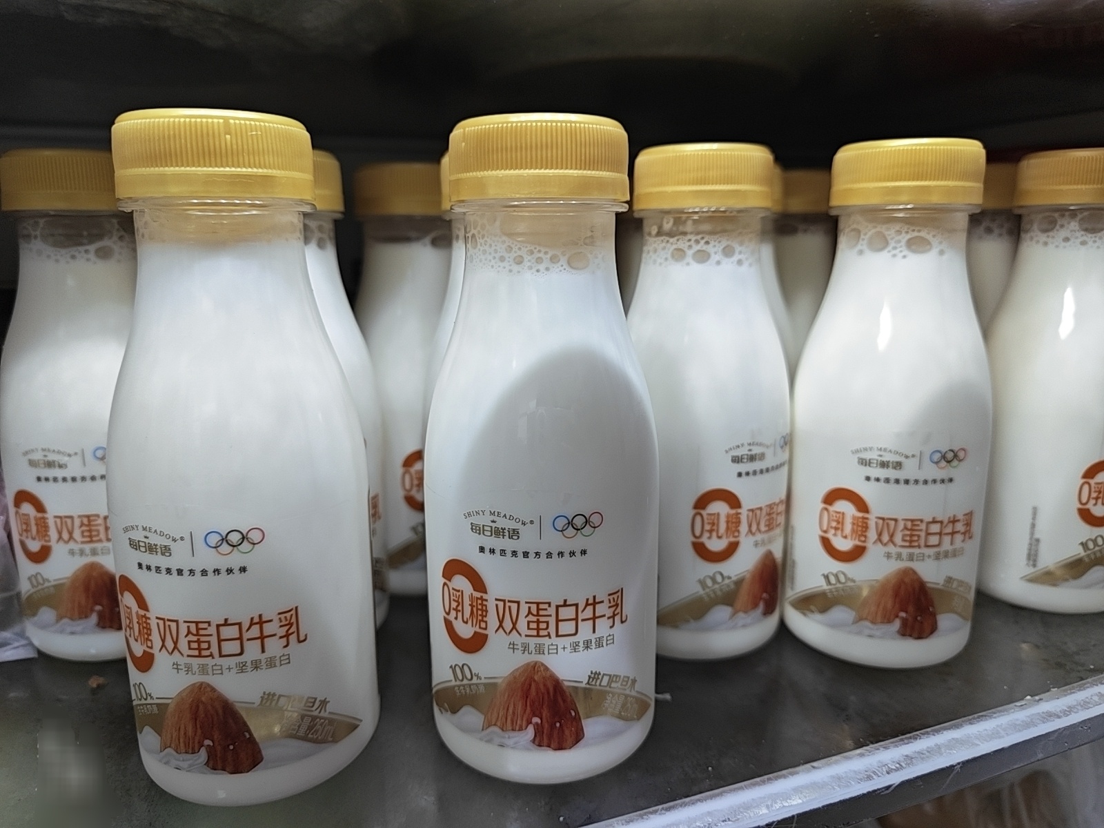 刚买的牛奶已经收到一箱了小魔王最爱的巴旦木[哈哈][哈哈]每日鲜语品牌代言人肖战
