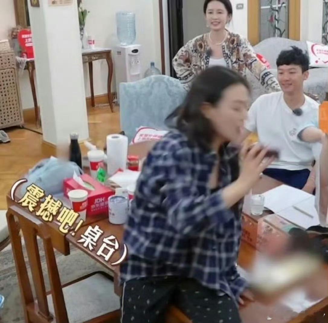 马思纯掀桌了 看给小马哥吓得，哈哈哈哈，还好虚惊一场[允悲] ​​​