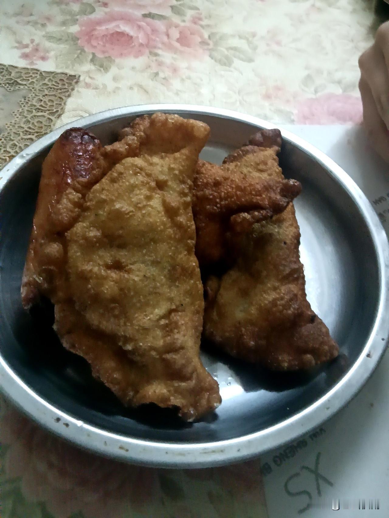 谁懂啊！家里炸的这口油角儿才是真·童年味道。
 
刚出锅的炸油角儿也太香了！金黄