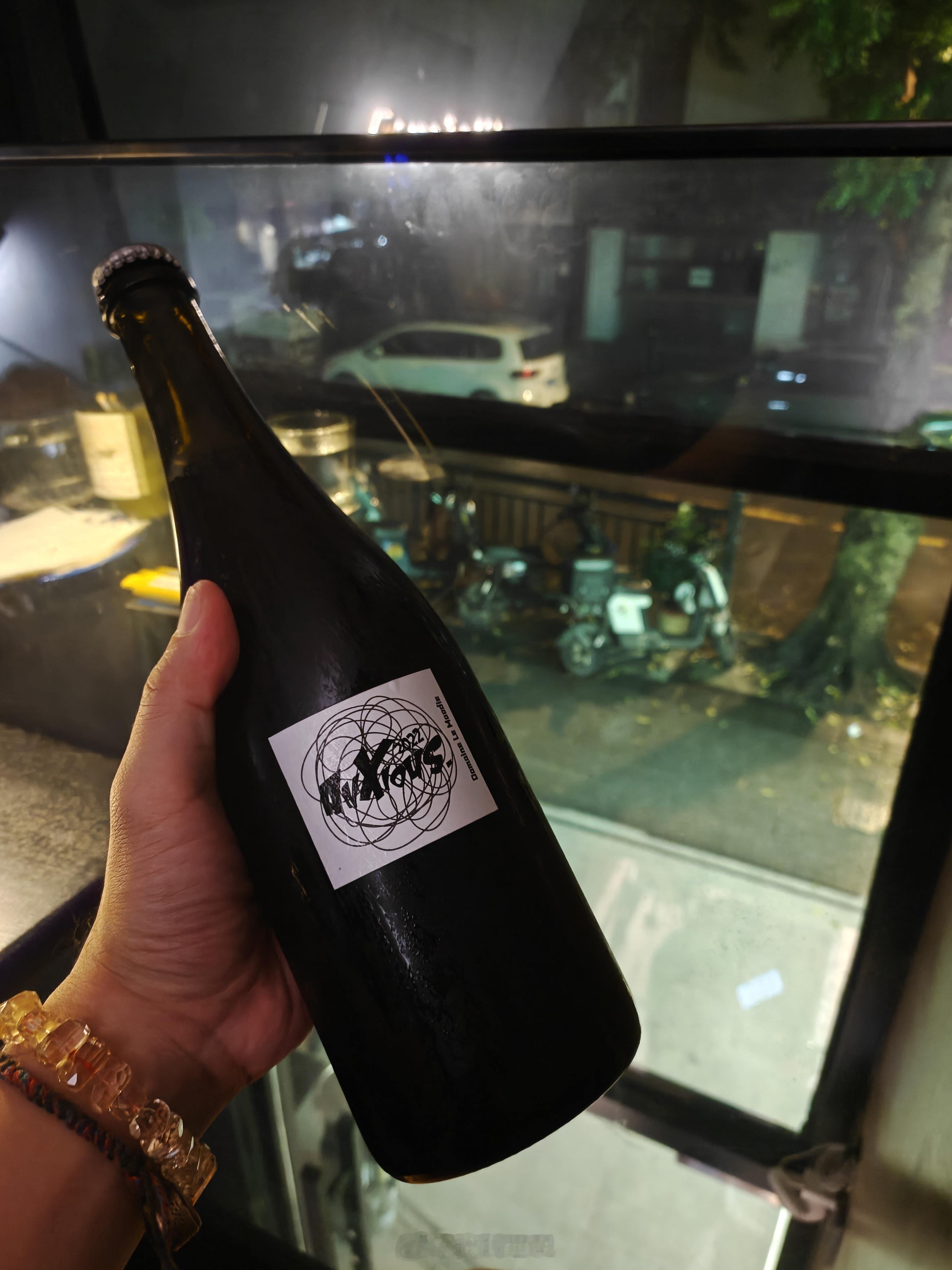 第一次喝红葡萄气泡酒，草莓前调到木质苦涩后调，很喜欢。跟教父不一样，口感不厚重，