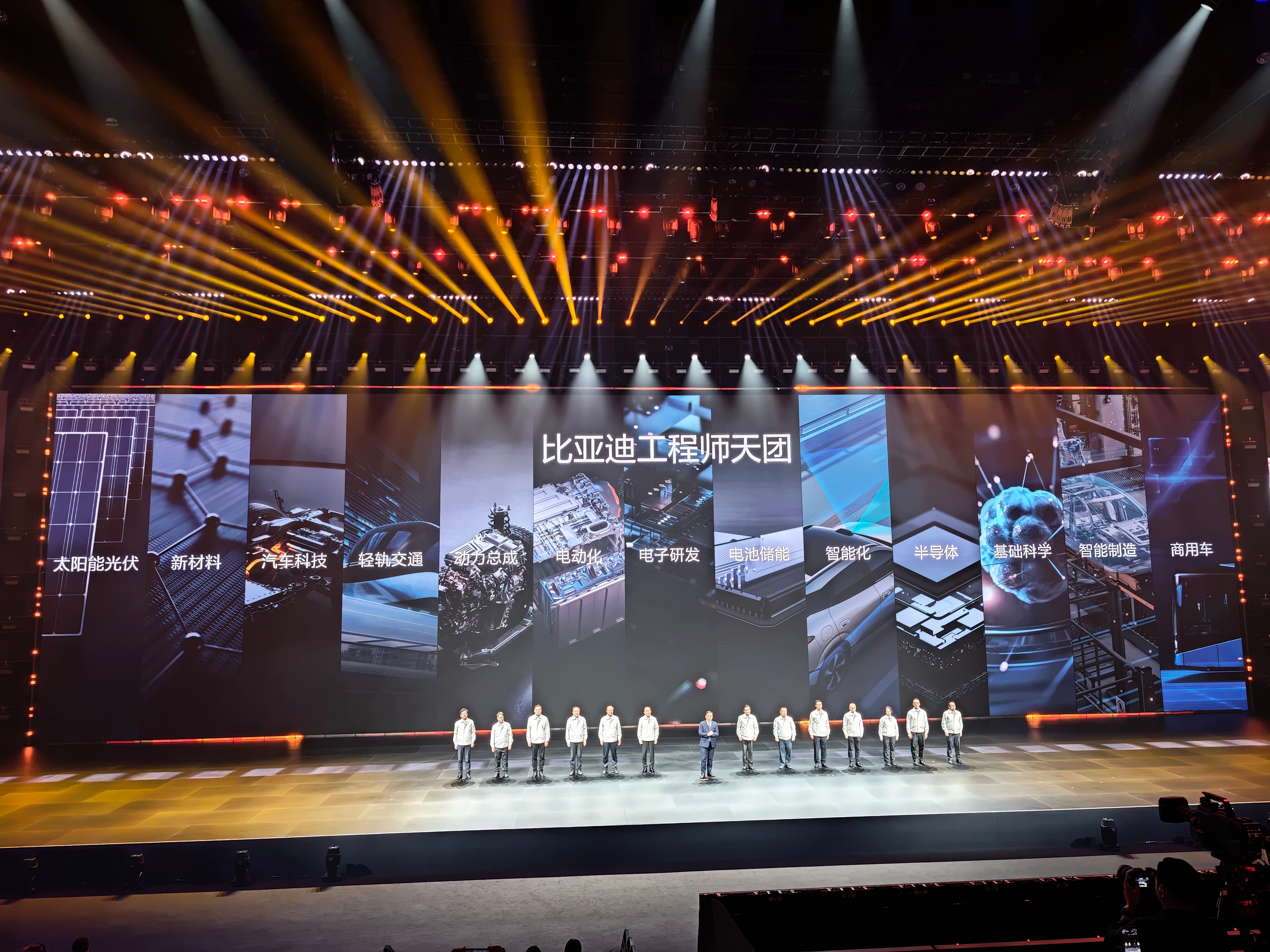 一次次的技术升级，都有赖于比亚迪工程师天团第二代刀片电池首搭车型逐一揭晓，惊喜不